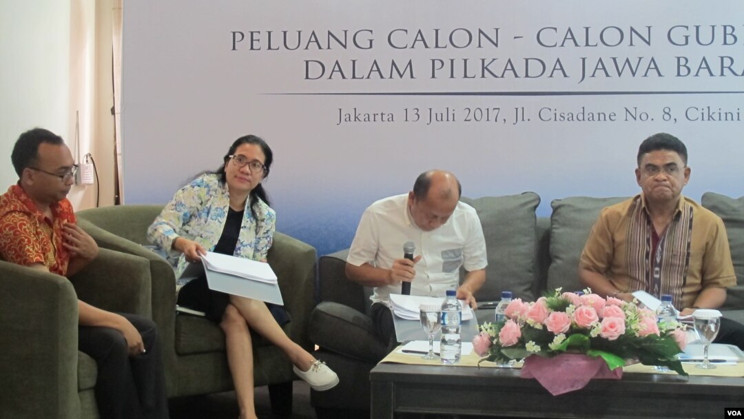 Saiful Mujani Research and Consulting (SMRC) merilis hasil surveinya terkait pemilihan gubernur Jawa Barat yang akan dilaksanakan 2018. (Fathiyah/VOA) 