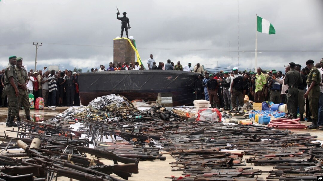 Policemen display weapons collected from Niger delta militants as part of a government amnesty program in Yenagoa, Nigeria, August 22, 2009.