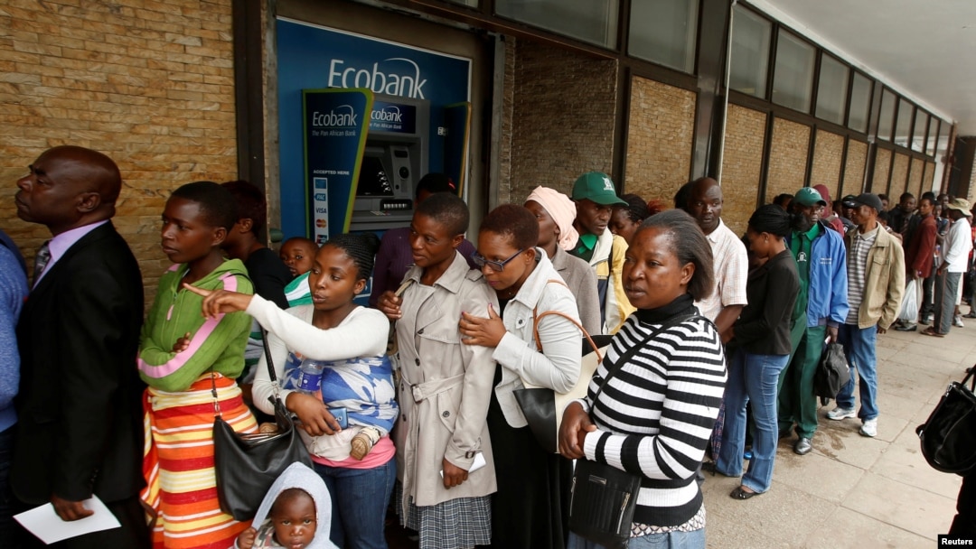 Warga antri panjang untung mengambil uang tunai dari ATM sebuah Bank di Harare, Zimbabwe, Selasa (28/11). Zimbabwe mengalami kemerosotan ekonomi dan hiper-inflasi puluhan tahun. 