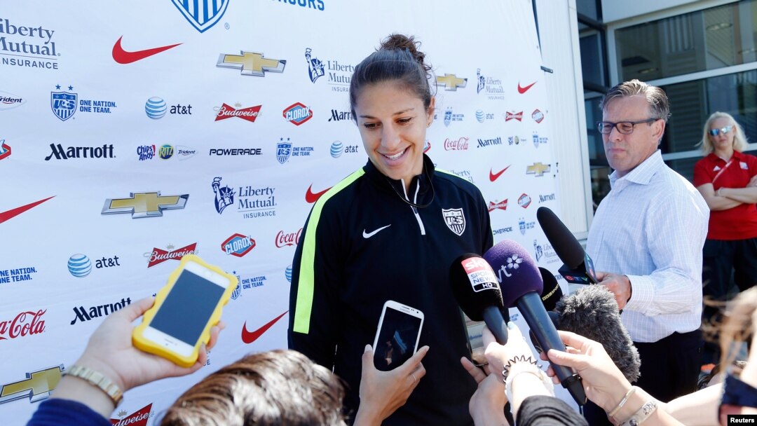 Pemain gelandang tengah tim sepak bola putri AS, Carli Lloyd memberi keterangan kepada wartawan di Algonquin College, Ottawa, Ontario (24/6). 