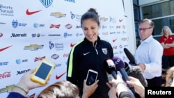 Pemain gelandang tengah tim sepak bola putri AS, Carli Lloyd memberi keterangan kepada wartawan di Algonquin College, Ottawa, Ontario (24/6). 