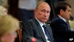 Vladimir Putin dijo que la respuesta a las sanciones de Occidente será cautelosa para apoyar a los productores nacionales sin perjudicar a los consumidores.