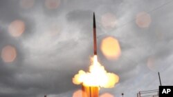 Ảnh do hãng Lockheed Martin cung cấp cho thấy phi đạn THAAD được phóng đi từ một bệ phóng di động tại Căn cứ tên lửa Thái Bình Dương trên đảo Kauai, Hawaii.