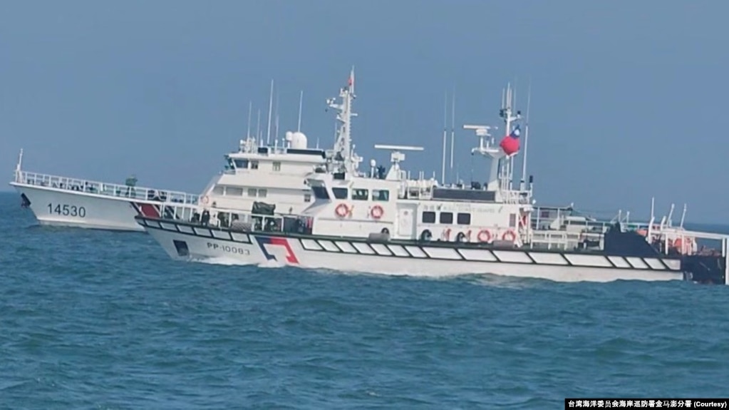 台湾海巡署金马澎分署巡逻艇对进入金门限制水域中国海警船实施强势驱离。(2026年8月19日)。
