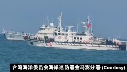 台湾海巡署金马澎分署巡逻艇对进入金门限制水域中国海警船实施强势驱离。(2026年8月19日)。
