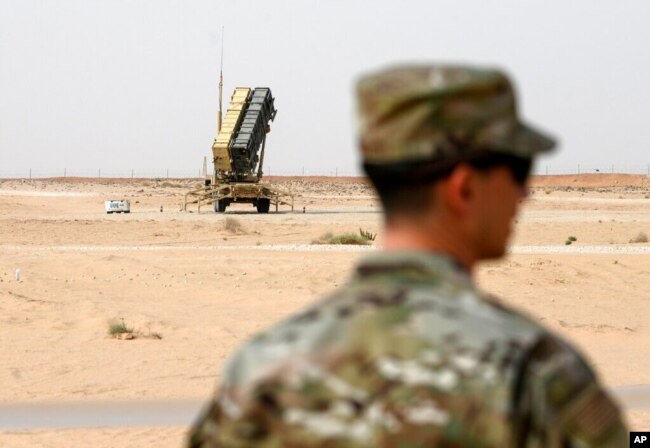 ایک امریکی فوجی سعودی عرب میں پیٹریاٹ ڈیفنس سسٹم کے قریب کھڑا ہے۔