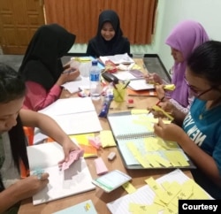 Siswa Kampung Mandarin Papar – Berbagai cara dilakukan untuk menguasai bahasa mandarin (Dokumentasi Kampung Mandarin Papar)