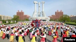 朝鲜半岛中央通讯社（KCNA）在2017年4月25日提供的照片显示，朝鲜建军节期间，人们在广场上跳舞。