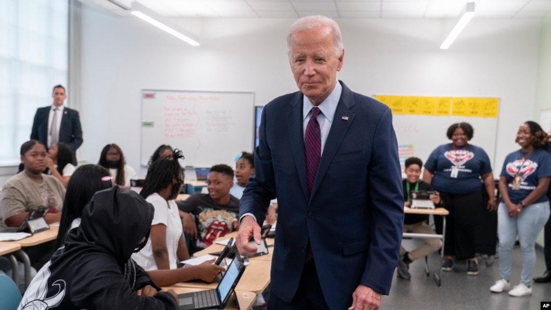 Presiden AS Joe Biden berkunjung ke sekolah menengah Eliot-Hine di Washington, pada 28 Agustus 2023. Kunjungan dilakukan dalam rangka memperingati hari pertama tahun ajaran baru. (Foto: AP/Manuel Balce Ceneta)