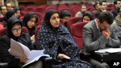 Reyhan Cabbari (ortada) 2008'de görülen dava sırasında