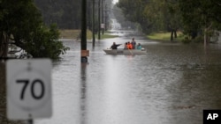 22일 호주 시드니 외곽 런던데리 도로가 홍수로 물에 잠겼다.