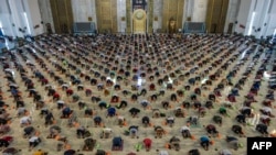 Umat Islam melaksanakan salat Jumat berjamaah dengan menerapkan social distancing akibat pandemi COVID-19 di sebuah masjid di Surabaya, Jawa Timur. (Foto: AFP)