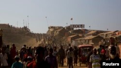 Pengungsi Rohingya keluar dari rumah-rumahnya setelah kunjungan Presiden Joko Widodo di kamp pengungsi Jamtoli, dekat Cox's Bazar, di Bangladesh, Minggu, 28 Januari 2018.