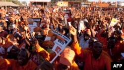 Wafuasi wa Rais Joyce banda anaepigania kiti chake wamshangiria katika kampeni yake ya mwisho katika kijiji cha Songani nje ya nmji wa Zomba, mji mkuu wa zamani wa Malawi, May 17, 2014. 