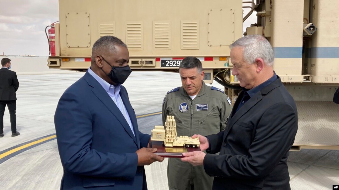 Menhan Israel Benny Gantz (kanan) memperlihatkan kepada Menhan AS Lloyd Austin (kiri), model sistem pertahanan rudal Iron Dome, yang digunakan oleh Israel dan Angkatan Darat AS, di Pangkalan Angkatan Udara Israel Nevatim, Senin, 12 April 2021 di Israel . (AP Photo/Robert Burns)