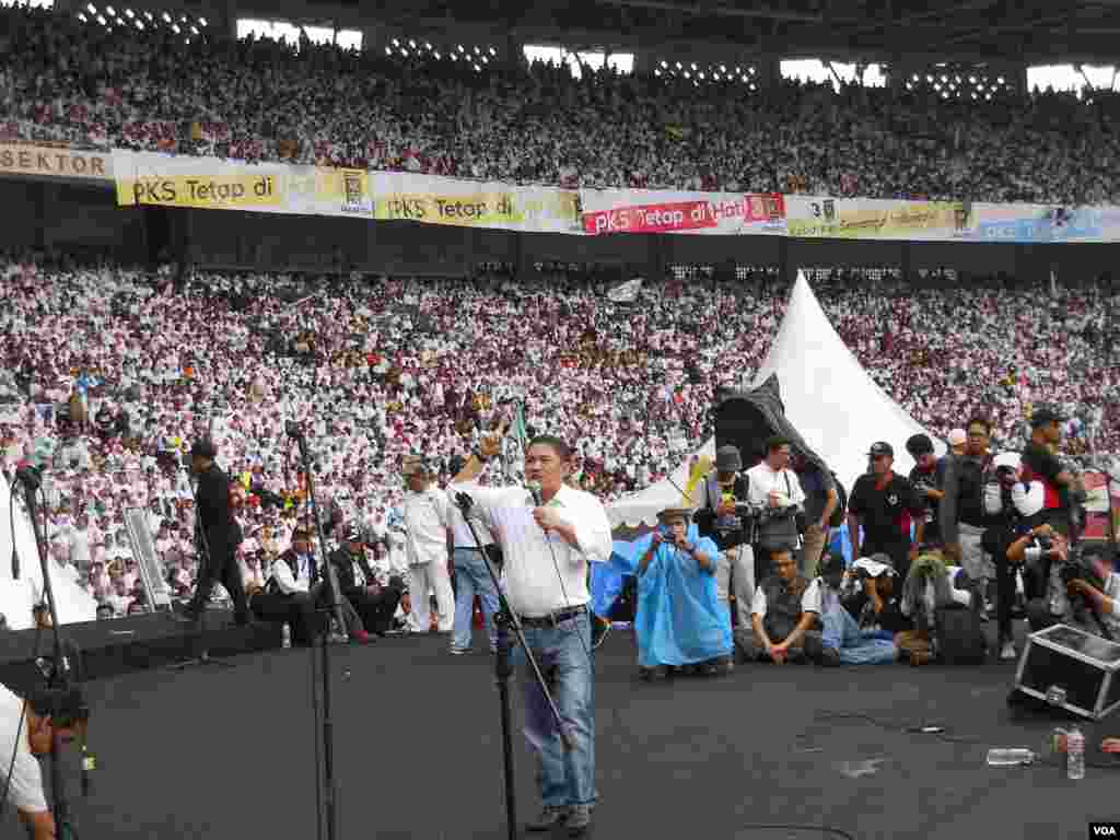 Presiden Partai Keadilan Sejahtera (PKS) Anis Matta berpidato di hadapan ribuan pendukung yang memadati Stadion Gelora Bung Karno Jakarta, Minggu (16/3) dalam kampanye terbuka PKS. (VOA/Andylala Waluyo)