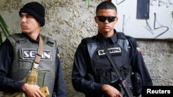 En esta foto de archivo se ve a miembros de la Guardia Nacional Bolivariana haciendo guardia frente a la casa del encarcelado líder opositor Leopoldo López en Caracas, Venezuela, el 8 de julio de 2017.