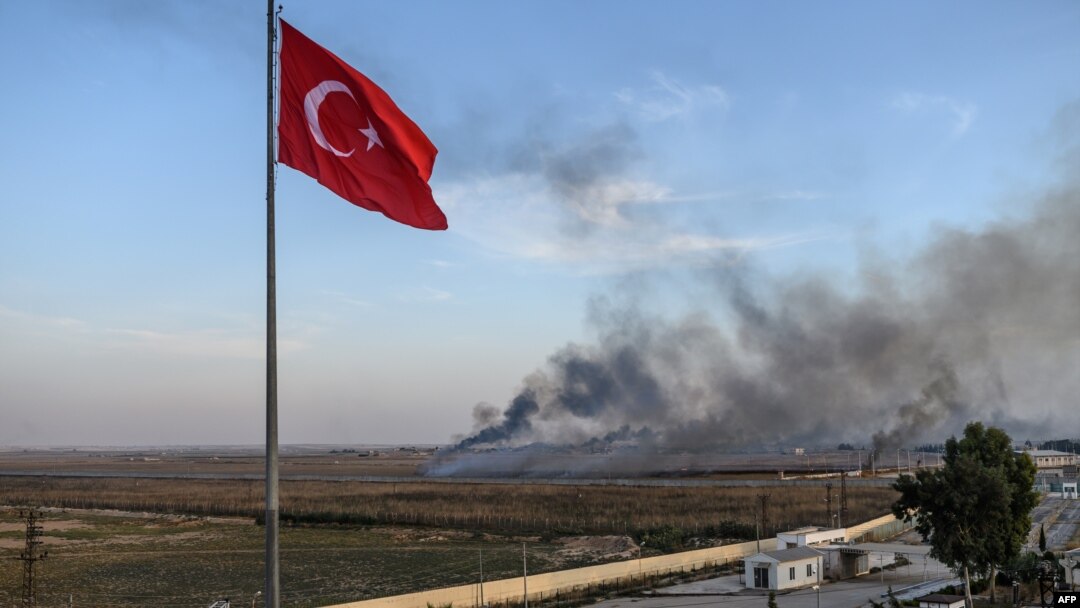 Türkiye'nin Barış Pınarı Harekatı sırasında, sınırın Türkiye tarafındaki Akçakale'den Suriye'nin Tel Abyad kentinden yükselen dumanlar görülüyor.