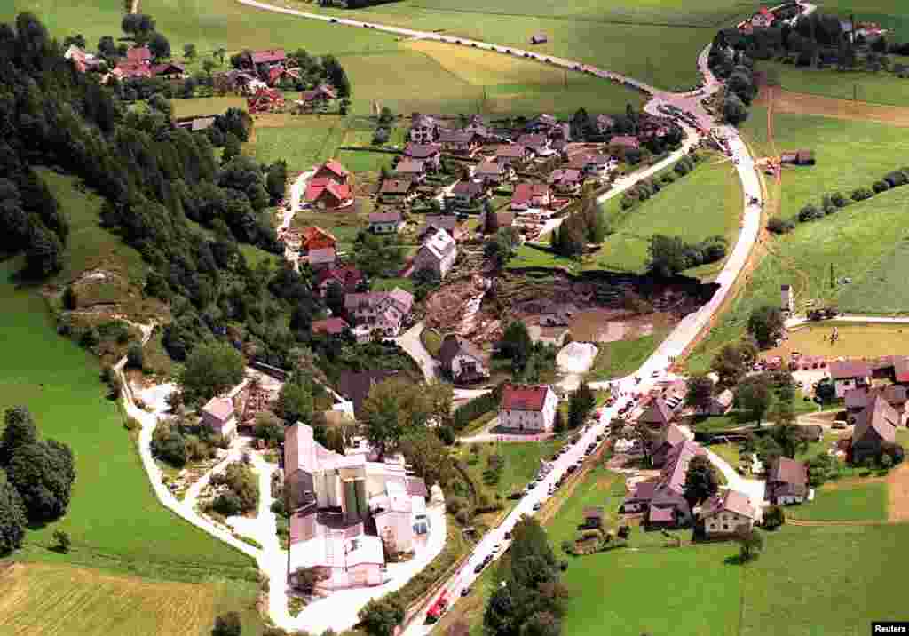 Aerial view of a mudslide which trapped 12 men inside a collapsed magnesium silicate mine in Lassing, south-west of Vienna,&nbsp; Austria, July 18, 1998. Eleven men, one of them a geologist, became trapped when they went down the mine to try to rescue a colleague trapped by an earlier mudslide. (Reuters) &nbsp;