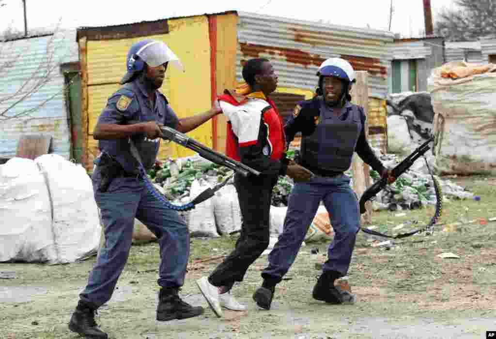 남아프리카 공화국 마리카나 광산앞에서 시위를 벌이다 경찰에 의해 체포되는 한 남자.