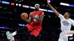 Pemain klub Miami Heat, LeBron James (kiri) terpilih sebagai atlet putera terbaik 2013 versi kantor berita AP (foto: dok). 