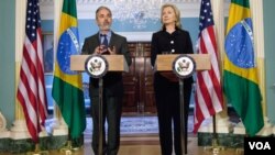 El ministro de Relaciones Extererioes de Brasil, Antonio Patriota, y la secretaria de Estado de EE.UU., Hillary Clinton, dieron continuidad a los acuerdos logrados entre ambas naciones durante la visita de Obama al país sudamericano, en marzo.