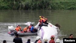 تائي پى کې دپيښې ښکاره شوى جهاز دمقامي ائير لائن ټرنس ايشياء (TransAsia) اى ټي ار(ATR 72-600) ؤ چې پکې دعملې په گډون 58 کسان ناست وؤ، دغه جهاز دهيواد دننه الوت کولو چې دپيښې سره مخ شو.