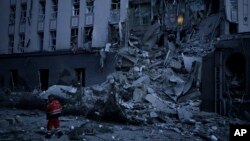 지난 7일 우크라이나 수도 크이우에서 러시아의 공습으로 부서진 호텔 건물.