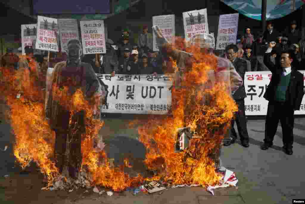 26일 서울 광화문 앞에서 열린 '천안함 폭침 3주기 추모 기자회견'에서 보수단체 회원들이 북한 정부를 규탄하는 퍼포먼스를 하고 있다. 