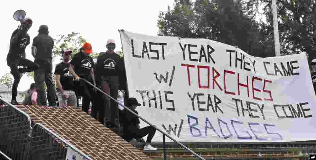 ہفتے کو ہونے والے مظاہرے کے شرکا کا الزام تھا کہ سفید فام اس سال بھی شہر میں جمع ہوئے ہیں لیکن وہ کھل کر جلوس نکالنے کے بجائے سینوں پر بیج لگا کر اپنی موجودگی ظاہر کر رہے ہیں۔