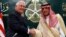 El secretario de Estado, Rex Tillerson, y el ministro de Relaciones Exteriores saudí, Adel Ahmed Al-Jubeir, terminan con un saludo la conferencia de prensa conjunta del domingo en Riad.