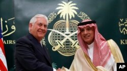 Menlu AS Rex Tillerson (kiri) berjabat tangan dengan Menlu Arab Saudi Adel Ahmed Al-Jubeir usai pertemuan di Riyadh, Arab Saudi, 22 Oktober 2017.