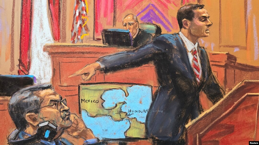 El fiscal federal Jacob Gutwillig (de pie) ofrece sus argumentos finales en juicio contra el expresidente de Honduras Juan Orlando Hernández, acusado de narcotráfico, en un tribunal federal en el distrito de Manhattan de la ciudad de Nueva York, EEUU, el 6 de marzo de 2024 .