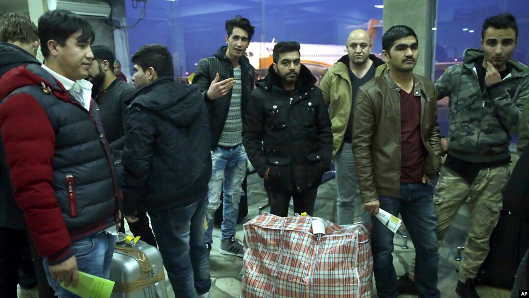 Para pencari suaka Afghanistan yang dideportasi dari Jerman tiba di bandara Kabul, Afghanistan (foto: dok). Amnesty International mengatakan deportasi pencari suaka ini jelas-jelas melanggar undang-undang internasional.