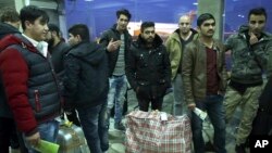 Para pencari suaka Afghanistan yang dideportasi dari Jerman tiba di bandara Kabul, Afghanistan (foto: dok). Amnesty International mengatakan deportasi pencari suaka ini jelas-jelas melanggar undang-undang internasional.