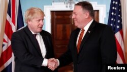 Menlu Inggris Boris Johnson (kiri) dan Menlu AS Mike Pompeo bertemu di Washington DC, Senin (7/5). 