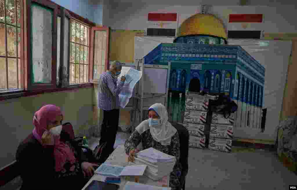 Analysts say the two-day vote appears not to have drawn large crowds because of virus fears and general apathy over the election, in Cairo, Aug. 11, 2020. 