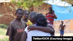 Retrouvailles entre un père et sa fille de 13 ans, réfugiés centrafricains au Tchad, où la fille a eu un bébé, 2014. (Twitter/CICR)