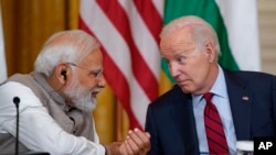 Presiden AS Joe Biden (kanan) berbicara dengan Perdana Menteri India Narendra Modi dalam pertemuan di Gedung Putih, Washington, pada 23 Juni 2023. (Foto: AP/Evan Vucci)