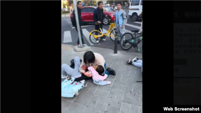 北京一小学门口发生持刀伤人案，包括三名未成年人在内的五人受伤