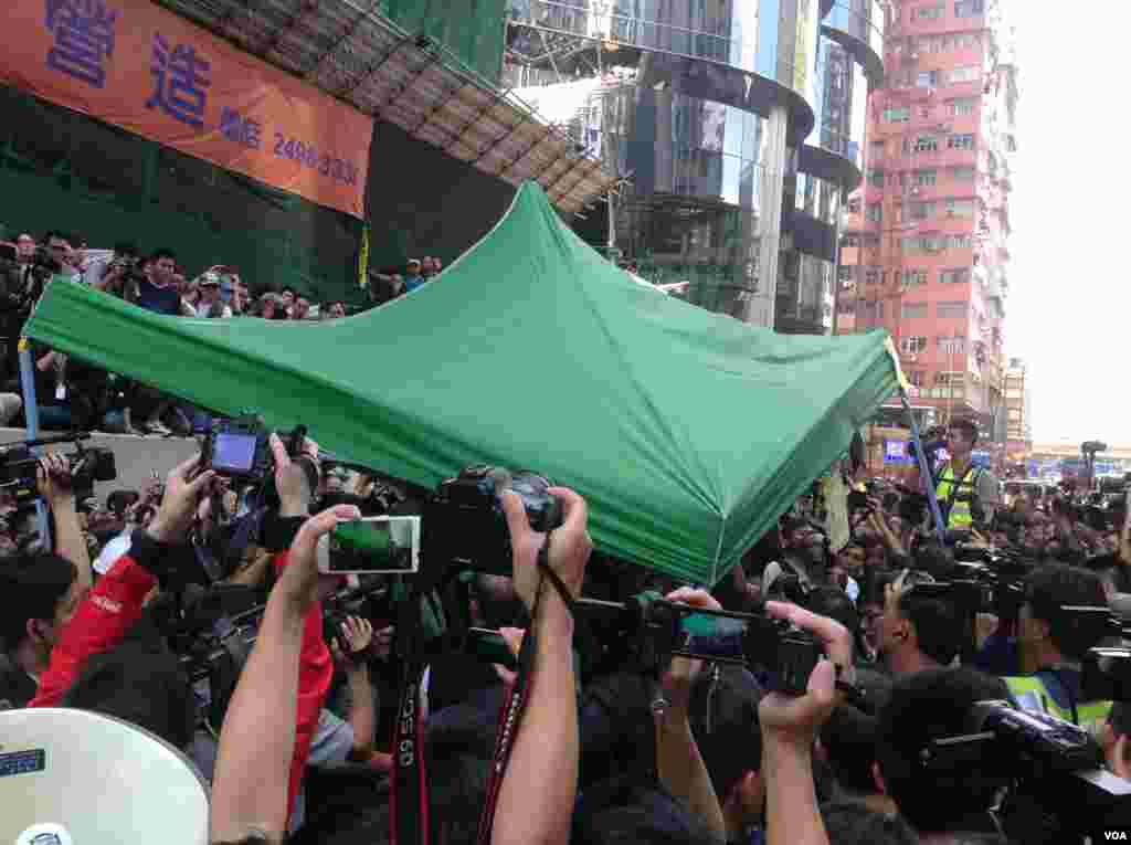 香港警方协助高等法院执达主任清场旺角占领区亚皆老街（美国之音海彦拍摄）