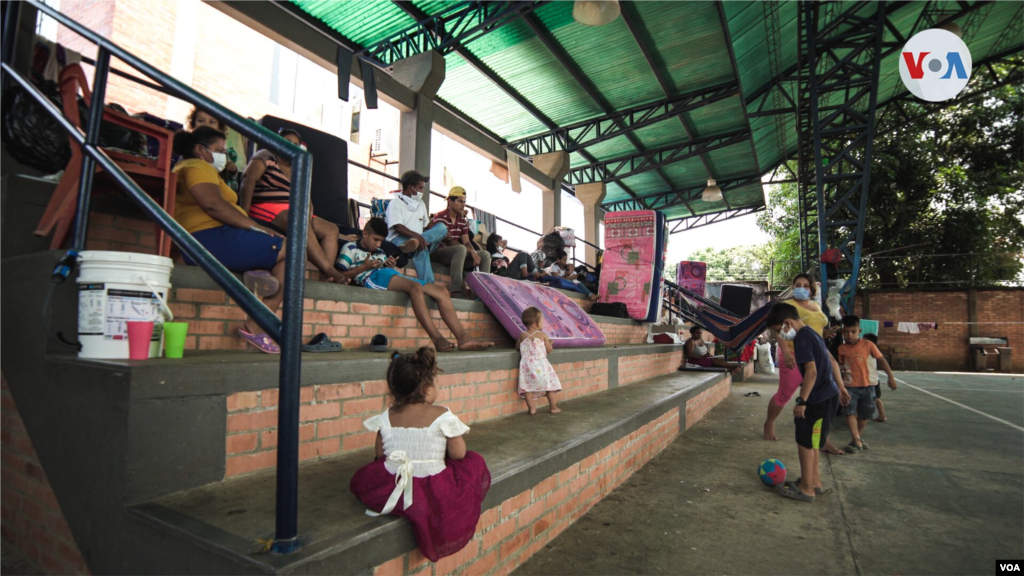 En colchones donados por la comunidad los refugiados venezolanos duermen en el suelo de las escuelas rurales del municipio de Arauquita (Colombia) a la espera de que la situaci&#243;n de seguridad mejore para retornar a Venezuela.