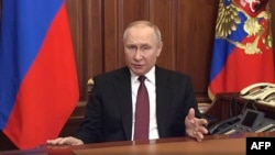 Presiden Rusia Vladimir Putin memberikan pernyataan di Kremlin hari Kamis (24/2).