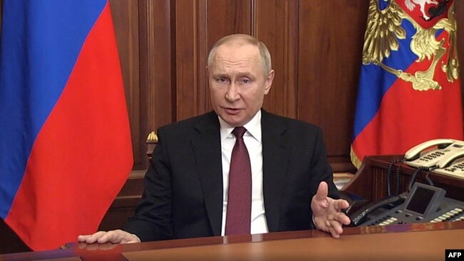 Presiden Rusia Vladimir Putin memberikan pernyataan di Kremlin hari Kamis (24/2).