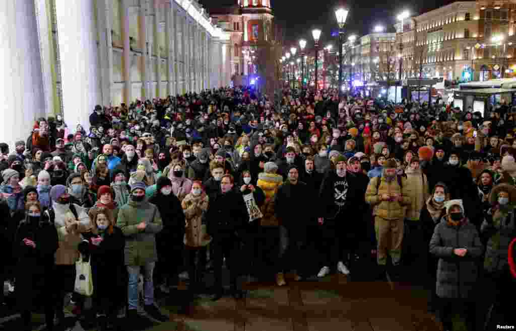 Gente asiste a una protesta en San Petersburgo, Rusia, después de que el presidente ruso, Vladimir Putin, autorizó una operación militar en Ucrania.