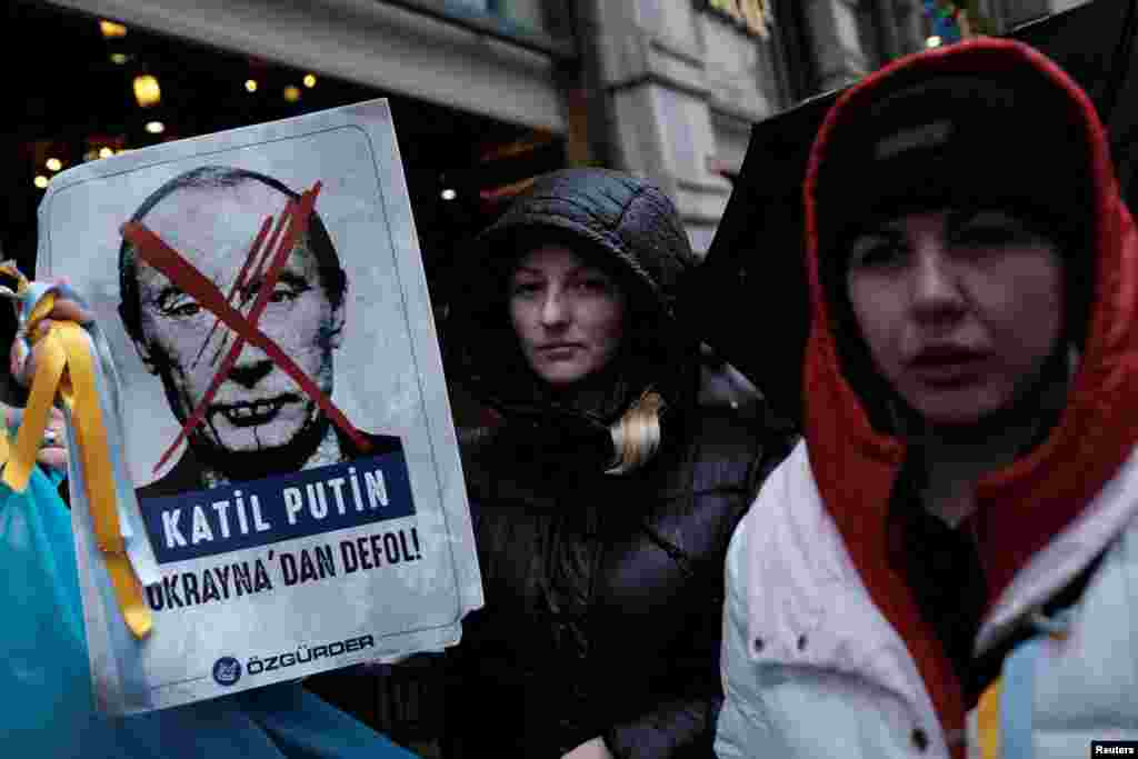 Ukrainians living in Turkey hold a protest against Russia&#39;s military operation in Ukraine, in front of the Russian Consulate in Istanbul, Turkey, Feb. 24, 2022.
