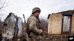 2022年2月23日，在乌克兰东部斯维特洛达尔斯克附近，一名乌克兰军人站在乌克兰控制的领土和亲俄分离主义武装控制区之间的分界线上。
