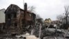 Se ven los restos de un avión no identificado que se estrelló contra una casa en una zona residencial, después de que Rusia lanzara una operación militar masiva contra Ucrania, en Kiev, Ucrania, el 25 de febrero de 2022. REUTERS/Umit Bektas
