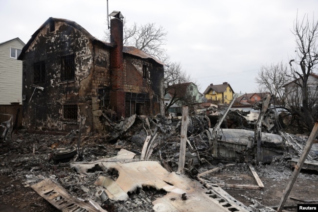 Un avión no identificado se estrelló frente a una zona residencial durante uno de los ataques del 25 de febrero en Kiev.