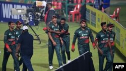 চট্টগ্রামের জহুর আহমেদ চৌধুরী স্টেডিয়ামে আফগানিস্তান এবং বাংলাদেশের মধ্যে দ্বিতীয় একদিনের আন্তর্জাতিক (ওডিআই) ক্রিকেট ম্যাচে জয়ের পর মাঠ ছাড়ছেন খেলোয়াড়রা। ২৫ ফেব্রুয়ারি ২০২২। 